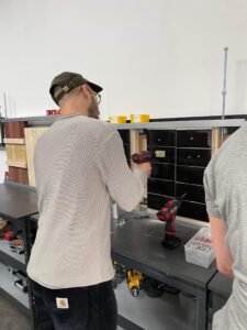 Cursisten in de Klus-Workshop