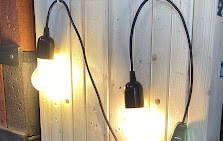 In de les Cursist lampen gemonteerd en opgehangen 